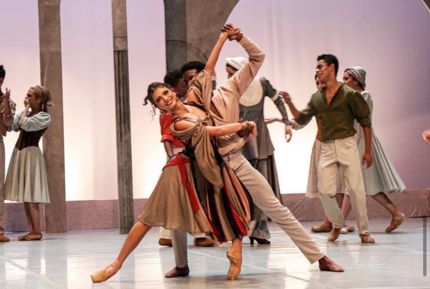 A remontagem que será apresentada, em Goiânia conta com 50 bailarinos e bailarinas em cena (Fotos: Cinthia Oliveira)
