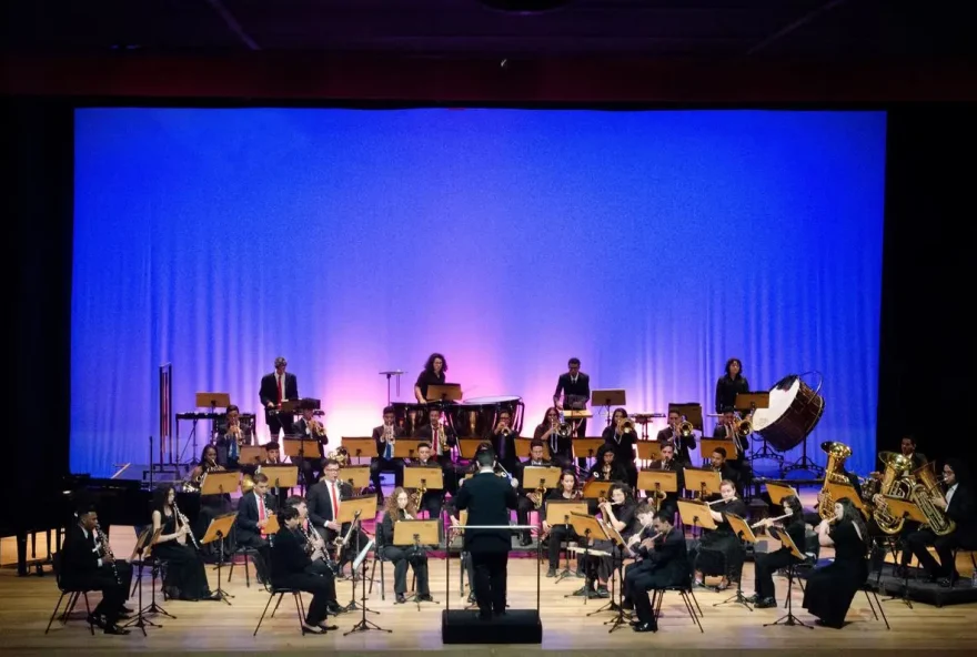 Banda Sinfônica Jovem de Goiás se apresenta no Teatro Basileu França, sob a regência do maestro Adalto Soares (Foto: Cinthia Oliveira)