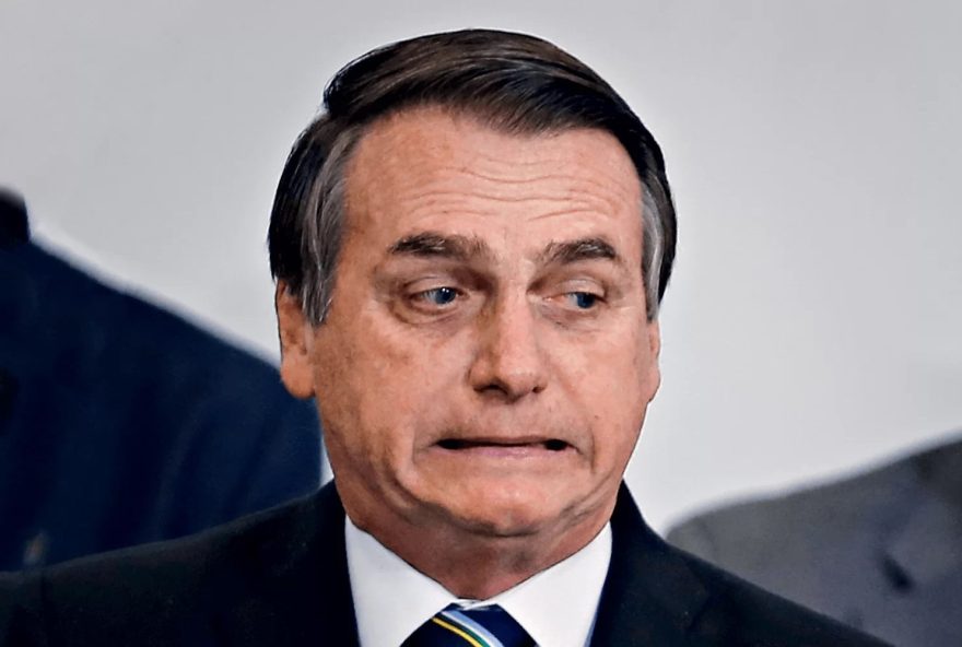 Bolsonaro com os olhos fechados