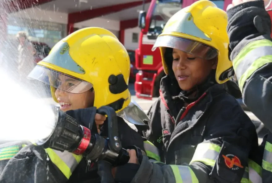 Programa Bombeiro Mirim é realizado no contraturno escolar e objetivo de promover a cidadania e o civismo, oferecendo atividades educativas (Foto: CBMGO)