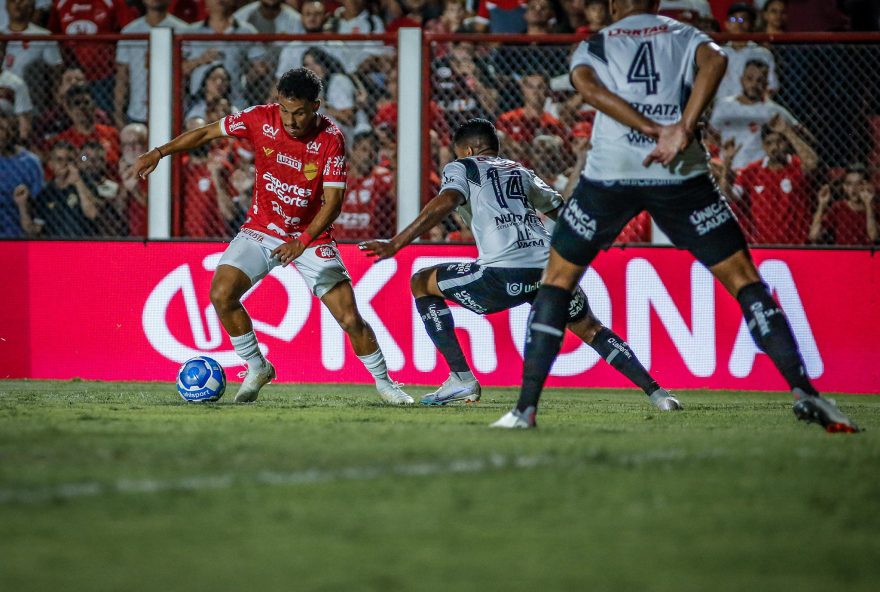 Vila Nova empata com a Ponte Preta; Goiás quase segura o Palmeiras