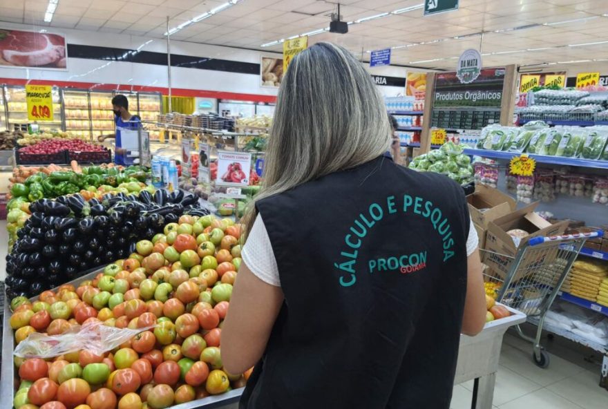 Pesquisa realizada entre os dias 18 a 19 de junho avalia 30 itens, como tomate comum, farinha de mandioca, banana prata, feijão, café, arroz Tio Jorge 5 kg, leite em nove estabelecimentos comerciais da capital. (Foto: Reprodução/Prefeitura de Goiânia)