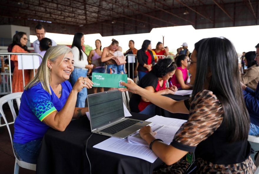 Governo de Goiás entrega mais 264 cartões do Pra Ter Onde Morar – Aluguel Social em Trindade 
(Foto: Reprodução/ Octacílio Queiroz)