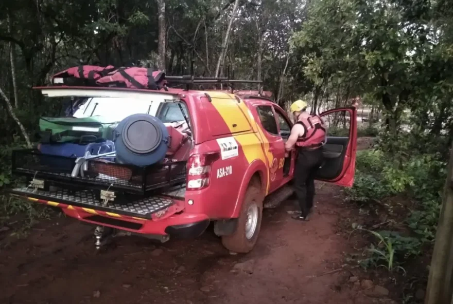 Moradores ficaram ilhados na região de Ranchos da Fazenda Boa Vista devido à cheia do Córrego Boa Vista (Foto: CBMGO)