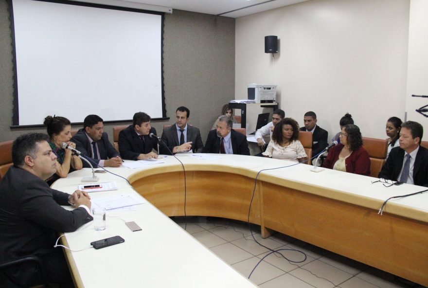 Celina Teixeira disse aos vereadores que para falar bem de secretária, ela ganharia três cestas básicas. Foto: Alberto Maia