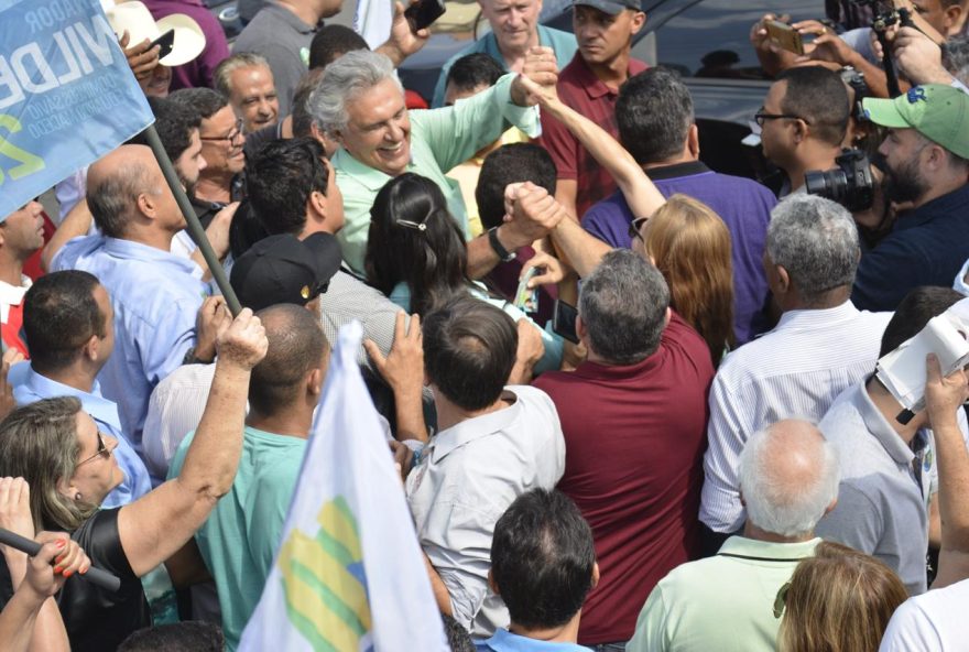 O senador e candidato à governador fez caminhada na feira do Setor Pedro Ludovico, na capital no domingo (16). / Foto: Assessoria de campanha do candidato.