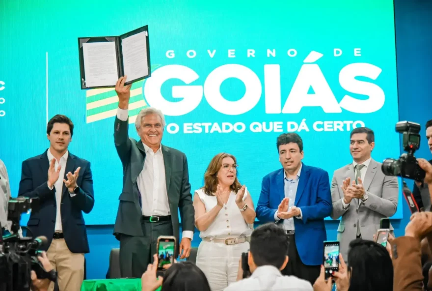 Ao anunciar novo plano de carreira, Caiado agradece dedicação dos professores estaduais: “vocês cuidam da educação das crianças, e eu cuido de vidas” (Foto: Romullo Carvalho)