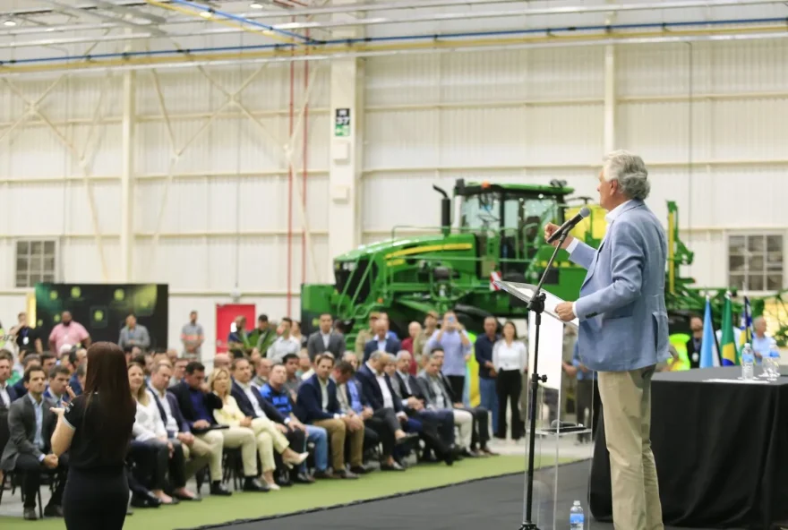 Governador Ronaldo Caiado em visita a fabricante de máquinas agrícolas, em Catalão: setor é um dos responsáveis pela alta da produção industrial goiana em maio (Foto: Secom)