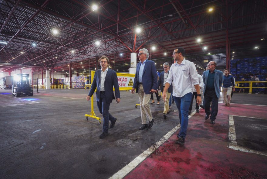 Caiado visita instalações da Cervejaria Ambev, em Anápolis: multinacional anuncia investimento de R$ 150 milhões (Foto: Hegon Correa e Rômullo Carvalho)