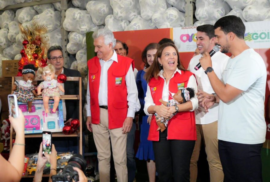 Governador Ronaldo Caiado e primeira-dama Gracinha Caiado iniciam entrega de brinquedos de Natal: calendário segue até 15 de dezembro (Foto: Júnior Guimarães e Wesley Costa)