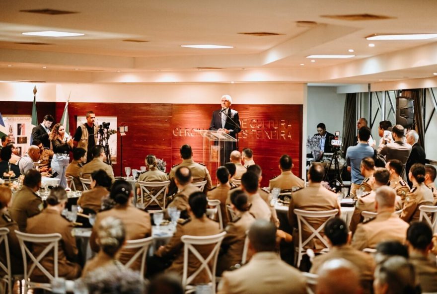 Governador Ronaldo Caiado recebe, em sua residência oficial, militares recém-promovidos da PMGO (Foto: Wesley Costa e Cristiano Borges)