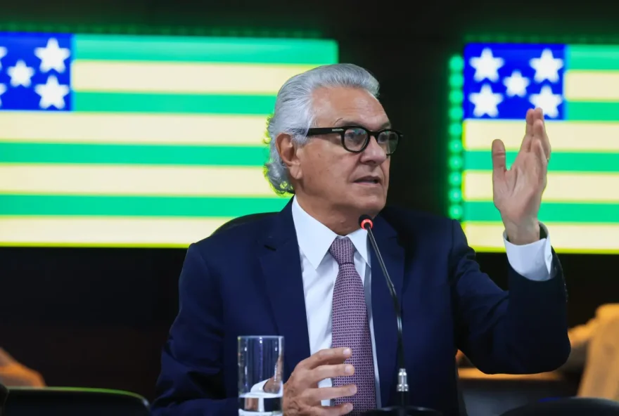 Governador Ronaldo Caiado durante reunião estratégica para apresentar as ações de planejamento do Governo de Goiás no combate a incêndios (Foto: Wesley Costa)