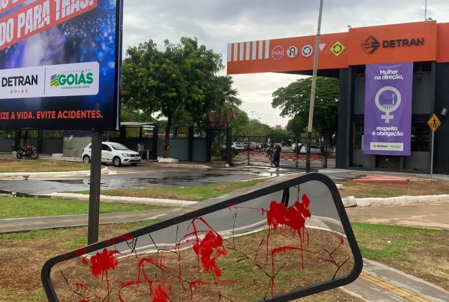 Entre as ações que se destacam está a instalação de retrovisores gigantes em pontos estratégicos de Goiânia (Foto: Detran)