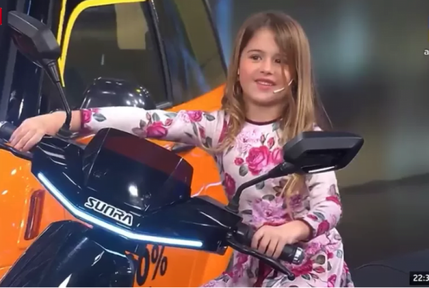 Vídeo: Menina acelera moto e quase provoca tragédia durante programa ao vivo. (Foto: Reprodução / vídeo)