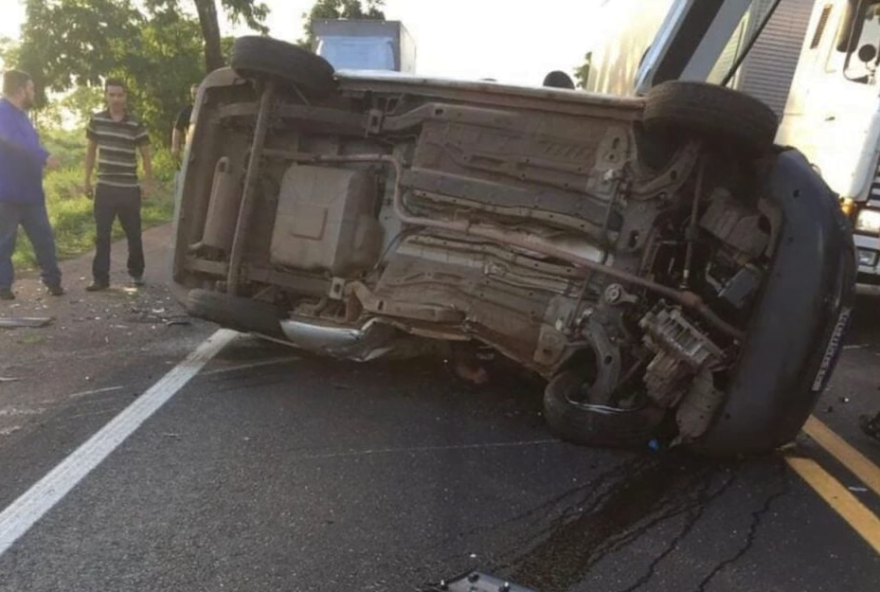 Acidente entre carros deixa um morto e quatro feridos em São Francisco de Goiás