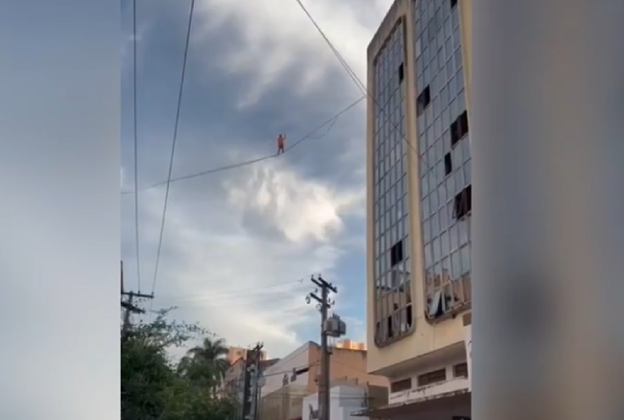 Equilibrista se arrisca ao andar em corda entre prédios no Centro de Goiânia