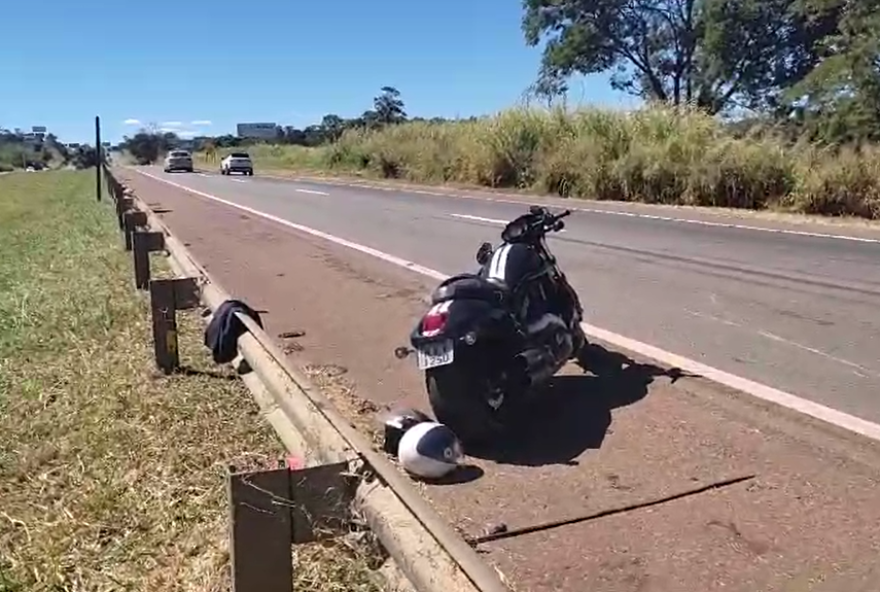 Vítima estava em uma Harley Davidson, que tombou depois que o motorista perdeu o sentido de direção. Condutor foi internado no HUANA com múltiplas fraturas. (Foto: Reprodução/PRF)