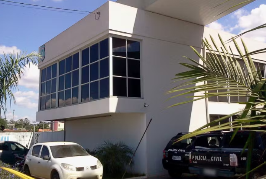 Crime chegou ao conhecimento da polícia após o suspeito acionar o Corpo de Bombeiros, alegando que a criança havia se afogado durante o banho. (Foto: Reprodução)