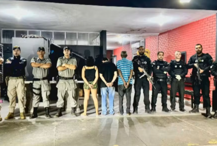 Vítima foi morta com três tiros na porta da residência, após dois anos de briga com a família. Acusados respondem por homicídio. (Foto: Reprodução/TV Anhanguera)