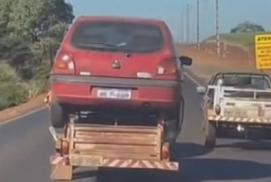 Veículo estava sendo transportado em cima da carretinha, que era puxada por outro carro. (Foto: Reprodução)