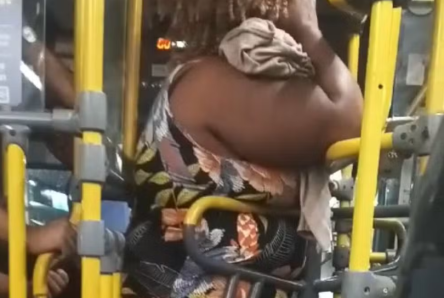 Vítima, que possui obesidade, foi impedida pelo motorista de entrar no coletivo pela porta traseira. (Foto: Reprodução)