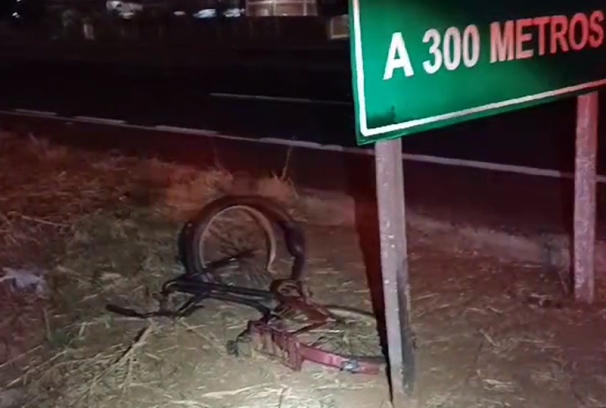 Vítima estava atravessando a rodovia quando foi atingido por um carro de passeio, sendo arremessado metros à frente. (Foto: Reprodução)