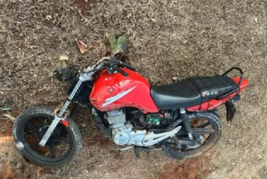 Vítima chegou a deitar sob a moto para tampar a placa do veículo em momentos que passava por radares de fiscalização. (Foto: Reprodução)