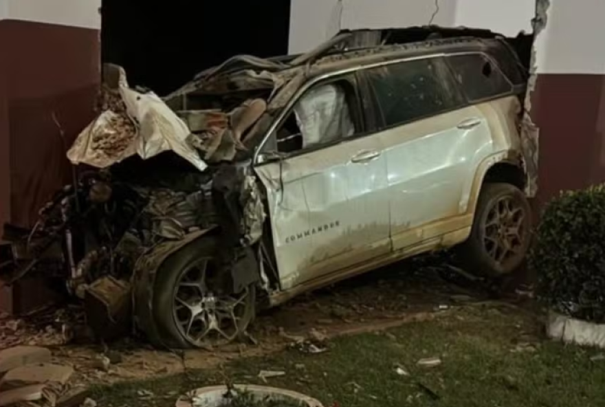 Vítima, que estava sozinha, conduzia um Jeep Commander quando bateu contra monumento. Mulher e filho da vítima foram encontrados feridos em casa. (Foto: Reprodução)