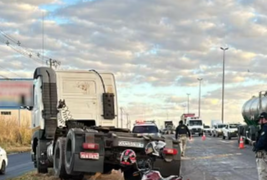 Acidente pode ter sido causado pela presença de óleo na pista, que teria ocasionado na queda do motociclista. Filha teve ferimentos leves e foi levada ao hospital. (Foto: Reprodução)