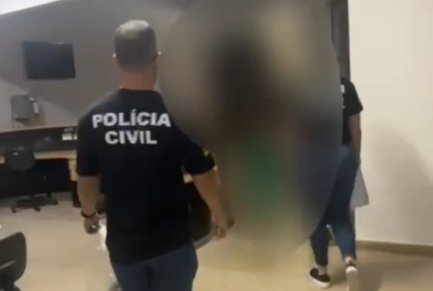 Suspeito estava na delegacia após cometer o crime e acabou sendo reconhecido pela vítima. (Foto: Reprodução)