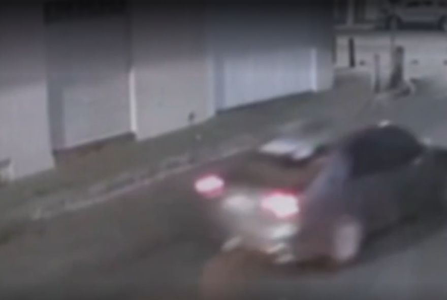 Vídeo flagra momento em que pedestre é arremessado em acidente causado por condutor alcoolizado. (Foto: Reprodução)