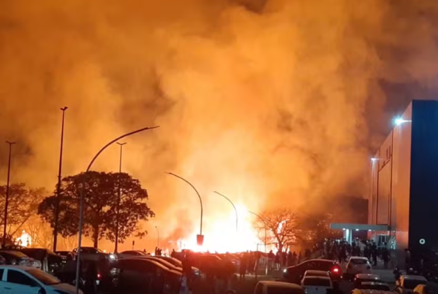 Chamas assustaram os alunos, que precisaram correr para retirar veículos de dentro do estacionamento. Incêndio foi contido. (Foto: Reprodução)