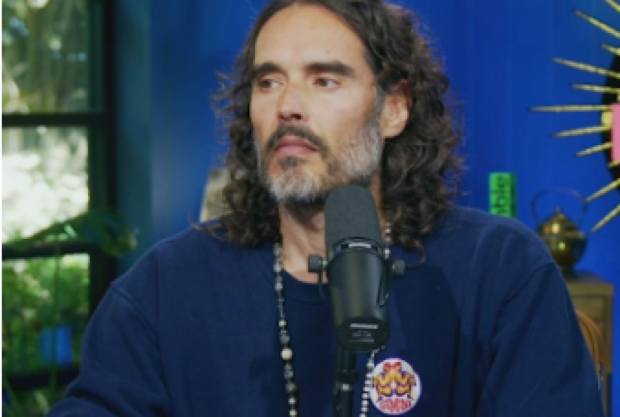 Russell Brand é acusado de agredir sexualmente e abusar emocionalmente de cinco mulheres