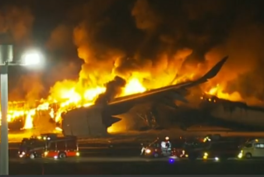 Tragédia ocorreu na pista de pouso do aeroporto internacional de Haneda, em Tóquio. País oriental foi atingido por terremotos e tsunamis nos últimos dias. (Foto: Reprodução/Vídeo)