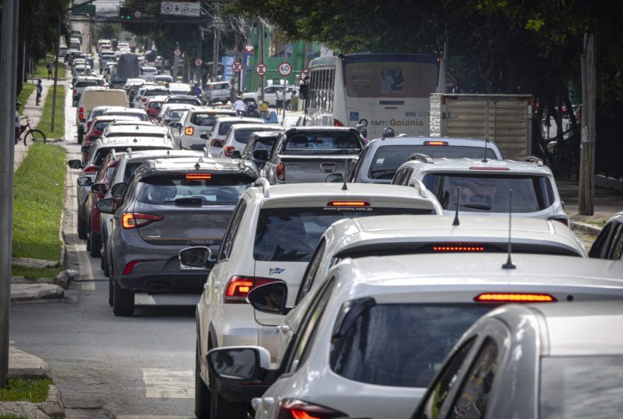 Carros-transito-IPVA_Foto-DenisMarlon-Economia-1215x810