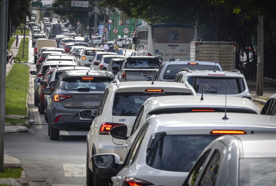 Carros-transito-IPVA_Foto-DenisMarlon-Economia-1536x1024