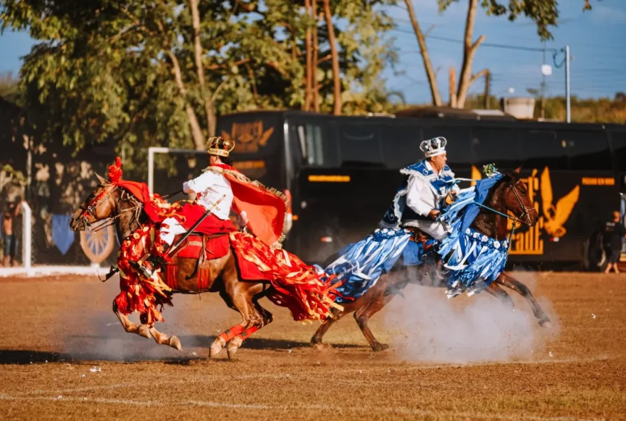 Encenadas desde 1958, Cavalhadas em Cedrolina têm particularidades: começam com uma semana de antecedência e abrangem a Festa da Ressaca, realizada na semana seguinte ao evento (Foto: Secult Goiás)