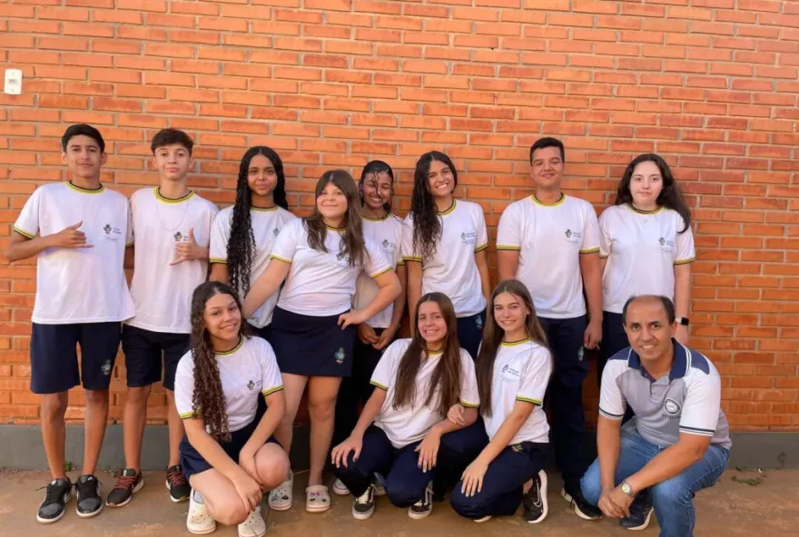 Alunos do Cepi Professora Izabel Christina de Souza Ortiz e CEPMG Miriam Benchimol, campeões da etapa nacional da OIMSF, que reúne estudantes de 42 países (Foto Camila Macarenhas)