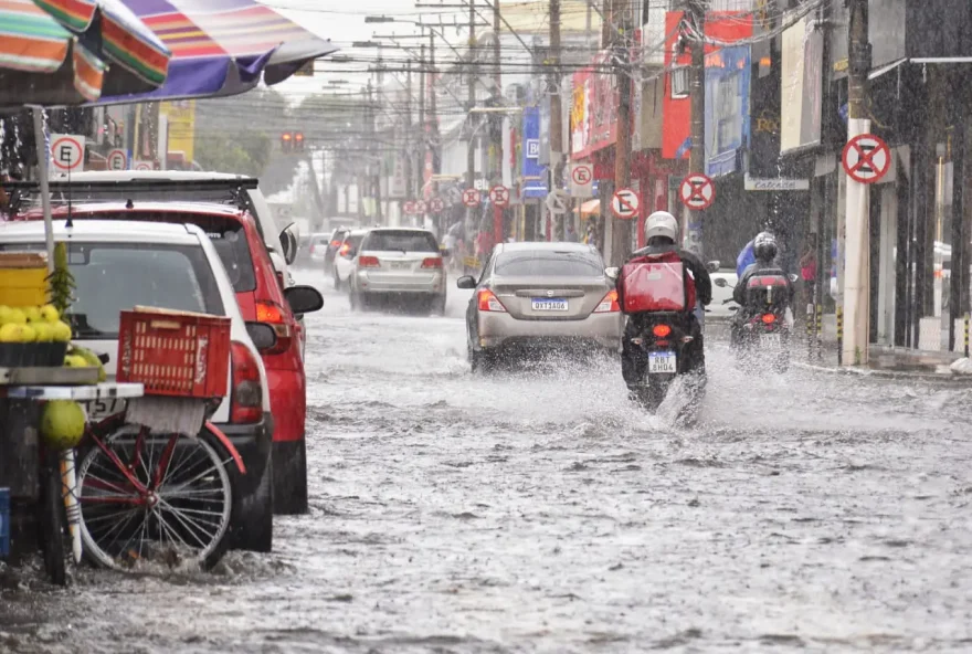 A água de chuva deve ser direcionada para sistemas de drenagem urbana, como sarjetas e redes pluviais, que fazem parte da infraestrutura de drenagem da cidade (Foto: Divulgação)