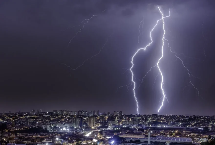 De acordo com o Centro de Informações Meteorológicas e Hidrológicas de Goiás (Cimehgo), as tempestades devem persistir até sexta-feira (Foto: Equatorial)