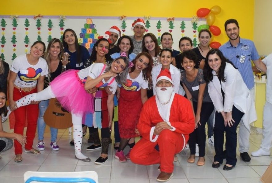 Colaboradores do HDT fazem pose para fotografia (Foto: Bastidores Comunicação/Divulgação)