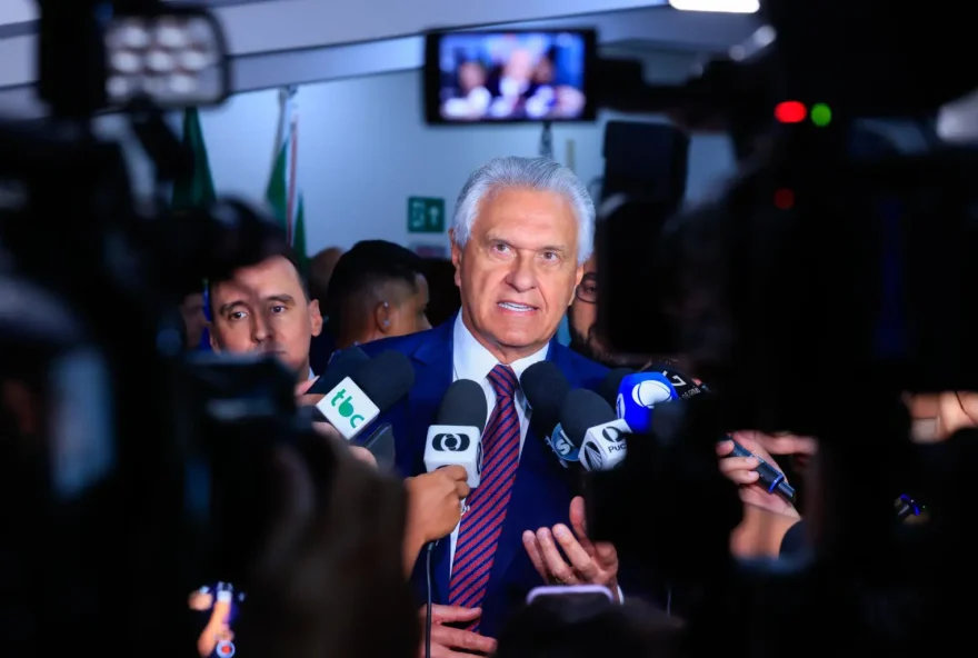 Governador Ronaldo Caiado em entrevista coletiva: “Não assumi o governo para dizer amém, muito menos ficar assistindo enquanto o estado é totalmente incendiado por criminosos” (Foto: Wesley Costa)