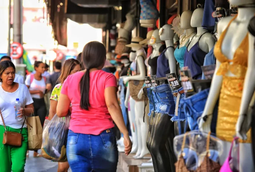 Caiado assina decreto que garante liberdade econômica para empresas de baixo risco em Goiás. Setor de vestuário será um dos beneficiados (Fotos: Lucas Diener)