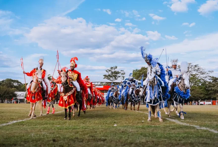 Encenação de batalha entre cristãos e mouros no Cavalhódromo de Crixás: evento preserva a cultura local e estimula o turismo (Foto: Michelly Matos/Secult Goiás)