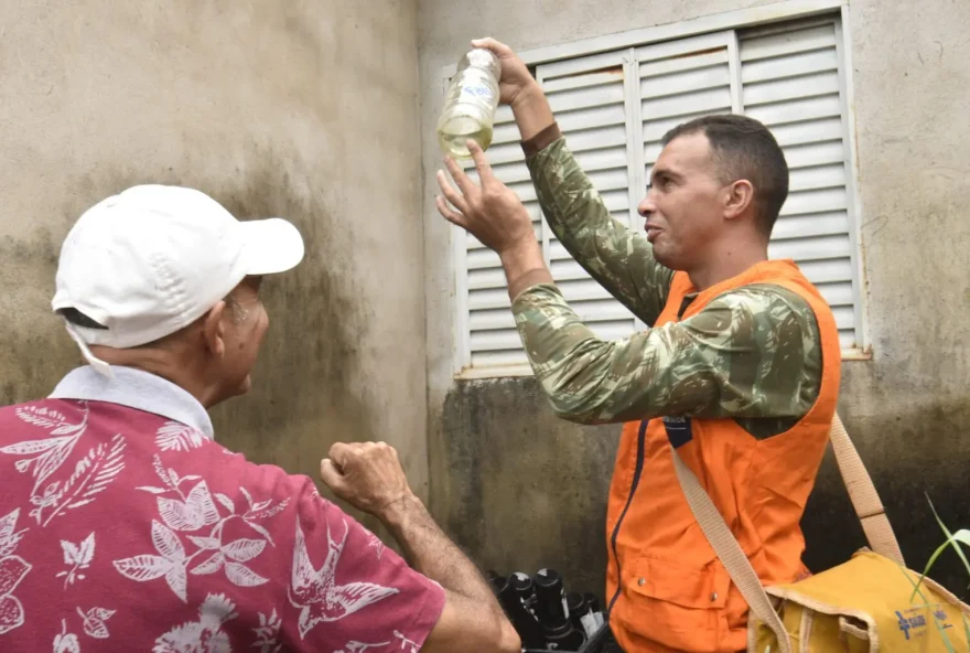 Limpeza de quintais e outros recipientes é fundamental para evitar casos de dengue (Foto: Marco Monteiro)