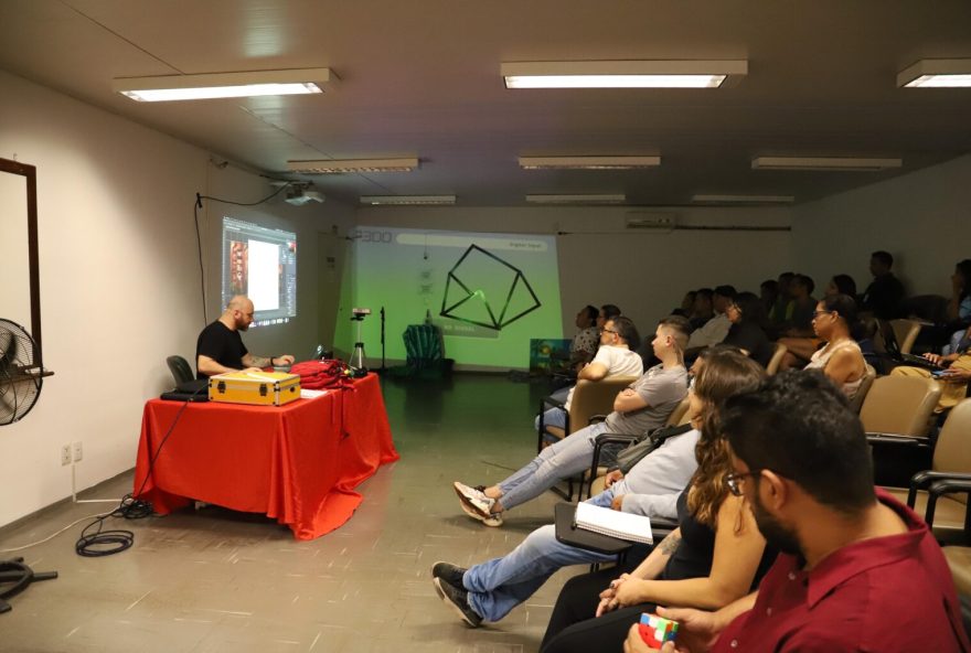 Estudantes do curso superior de tecnologia em Produção Cênica: 100% presencial (Fotos: Secti)