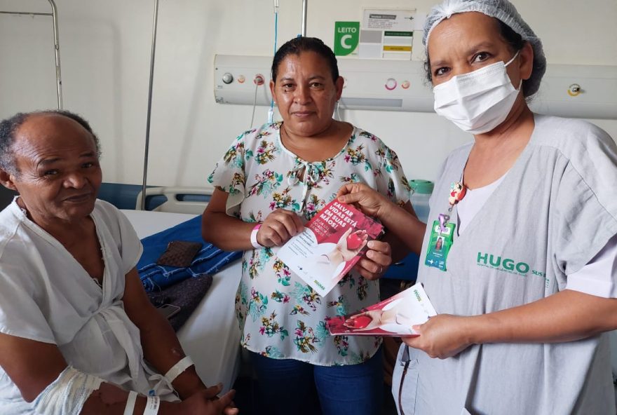 Equipe da Agência Transfusional do Hugo durante abordagem para captar novos doadores de sangue (Foto: Hélmiton Prateado)