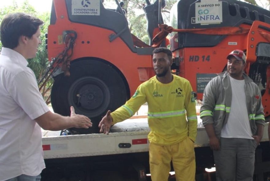 Vice-governador Daniel Vilela assina ordem de serviço para início das obras de recapeamento de 85 mil m² de vias em Planaltina 
(Foto: Jota Eurípedes)