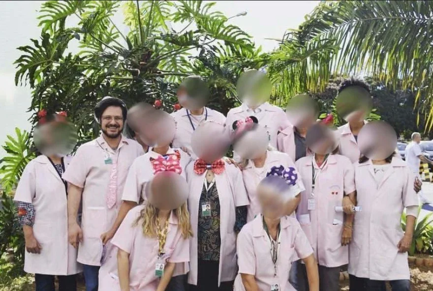 Em fotos publicadas nas mídias sociais de um hospital do Distrito Federal entre 2019 e 2020, Daniel aparece no meio de um grupo de voluntários. (Foto: Reprodução)