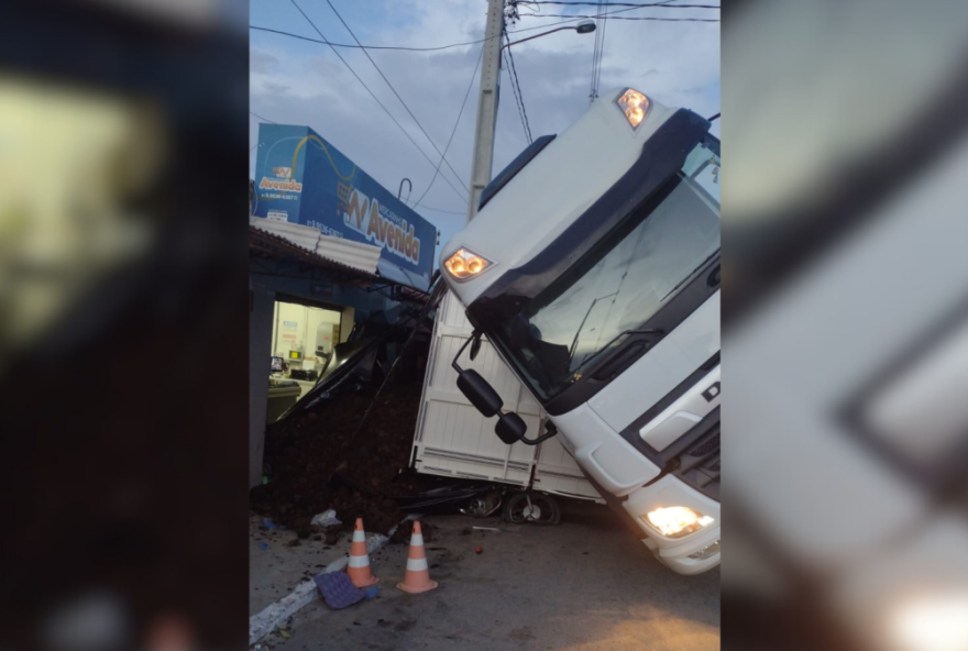 Carreta tombou em cima de motocicleta em Pernambuco. Foto/Reprodução: Bruno Laforé da CNN São Paulo